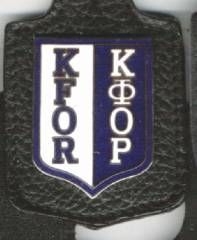 NATO Abzeichen KFOR mit blauem Rand, Feueremaille