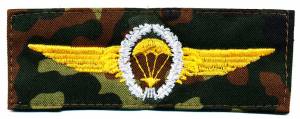 Fallschirmspringerabzeichen Deutschland, gold auf Flecktarn, Kranz silber (Marine)