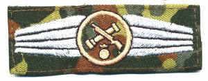 Tätigkeitsabzeichen Rohrwaffenpersonal, farbig, bronze, auf Flecktarn