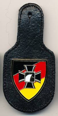 Brustanhänger Sprachenamt Hürth, Metall gold, aufgeklebt