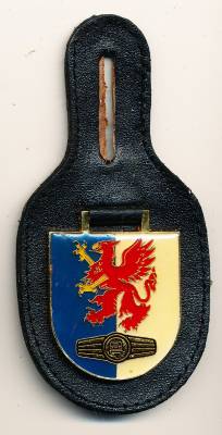 Brustanhänger Kraftfahrausbildungszentrum KARPIN, Relief/Kunstharz, Hummel