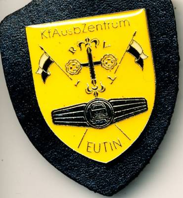 Brustanhänger Kraftfahrausbildungszentrum Eutin mit Schrift, 1. Ausführung, Relief/Kunstharz, goldgelb