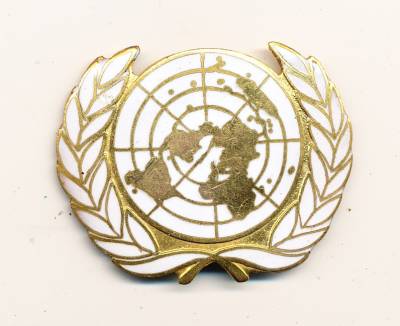 Emailleabzeichen United Nations, weiß, Firma Bichay / Kairo